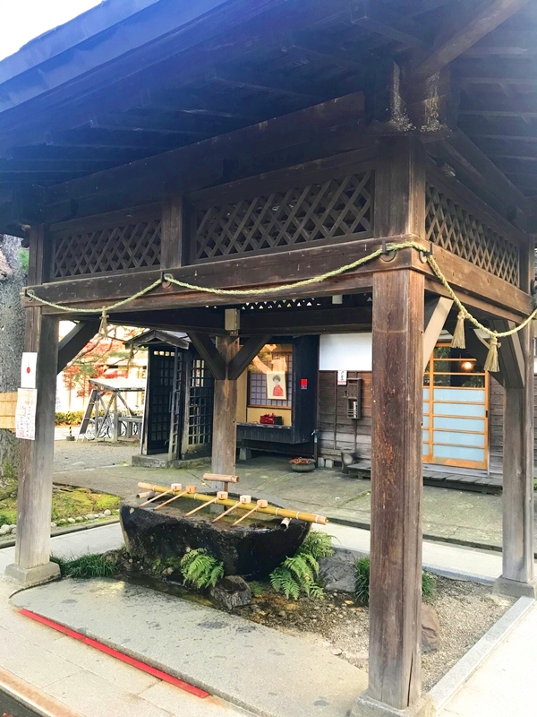 荘内神社の手水舎｜清めの水で心身を浄化する伝統的な作法