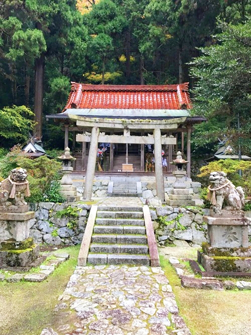 奈良県のパワースポット高天彦神社の参拝風景 - 縁結び祈祷の様子