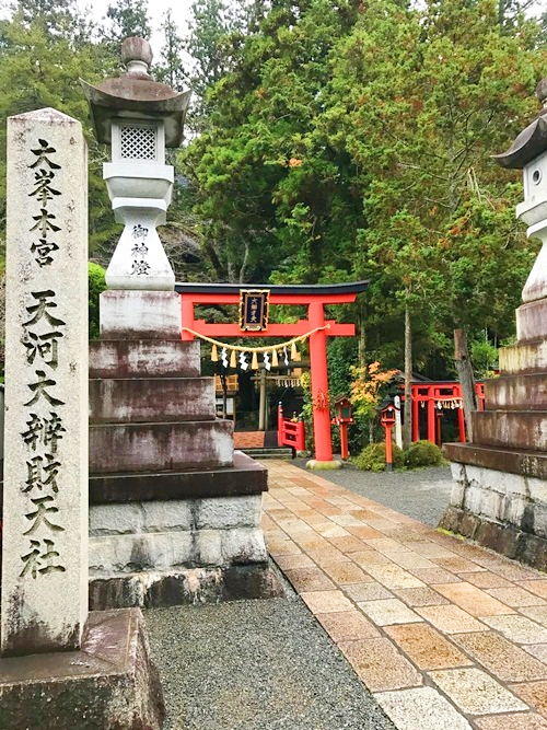 天河大辨財天社の神秘的な参道と社殿の様子｜奈良県の隠れたパワースポット