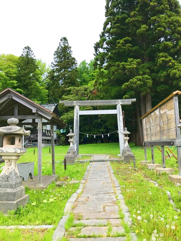 徳山大神宮への参道。歴史を感じさせる境内への道筋