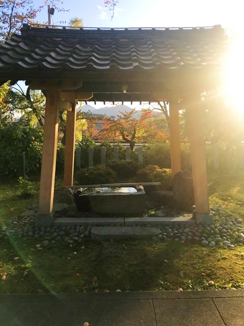 鶴岡護国神社の手水舎｜清らかな水で心身を清める
