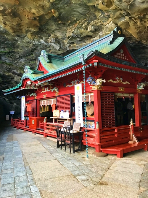 鵜戸神宮の全景｜洞窟内に鎮座する神秘的な神社｜太平洋に面した聖地