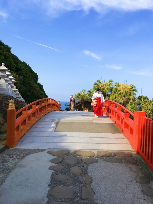 鵜戸神宮の千鳥橋｜巫女さんが渡る神聖な橋｜日向灘の絶景