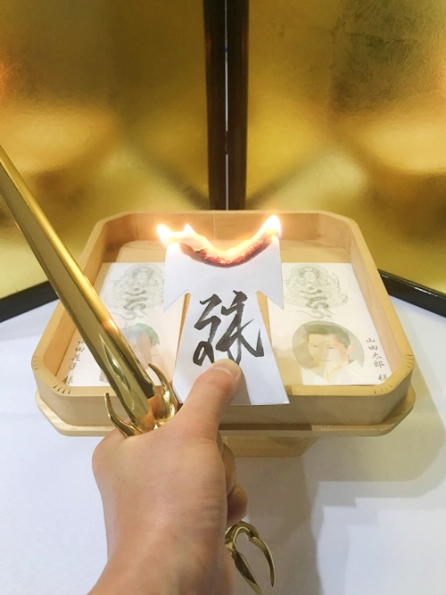 密教法具を用いて願望成就の妨げとなる悪縁を断ち切る様子