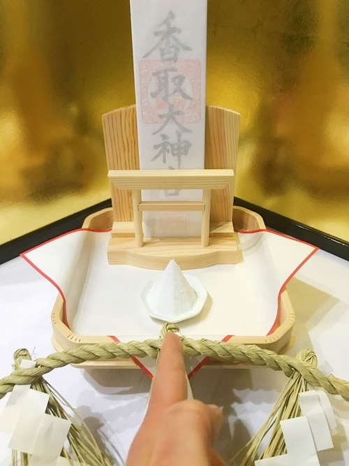 御神塩と注連縄を備えた願望成就の祈祷壇の様子