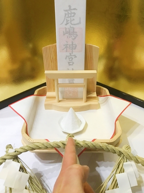 神社の神札を三方に設置して行う願望成就のご祈祷