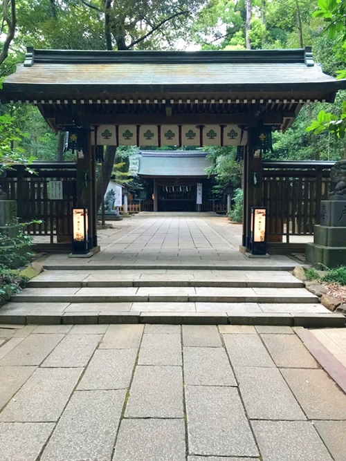 神社の境内で実施するご祈祷の様子