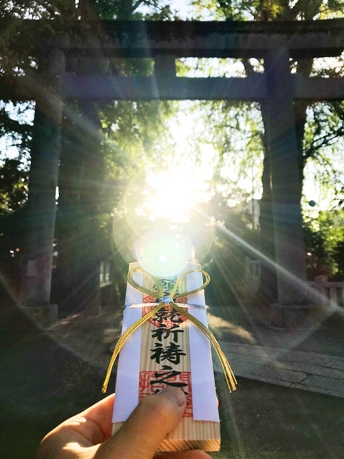 神社の拝殿前でご利益の祈願を行うご祈祷の様子