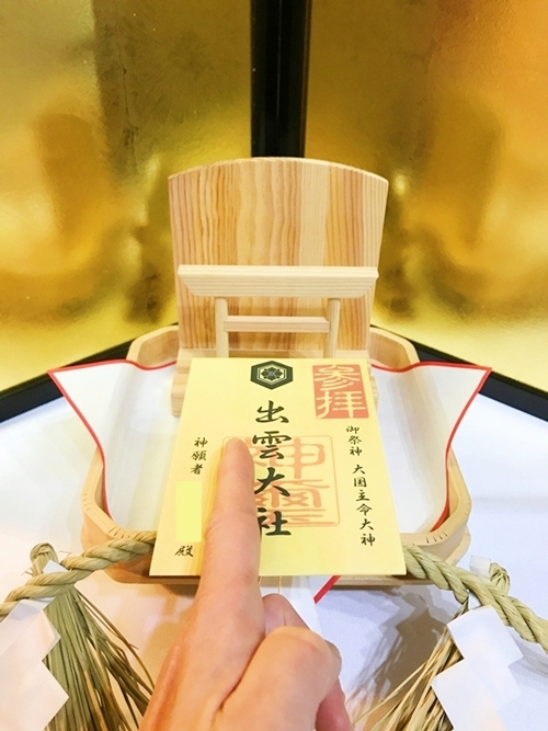 縁結び祈祷（室内）を行う占い師 星夢（セイム）