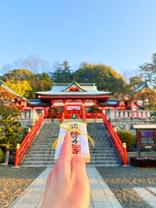 神社の境内で執り行われる重ねがけ