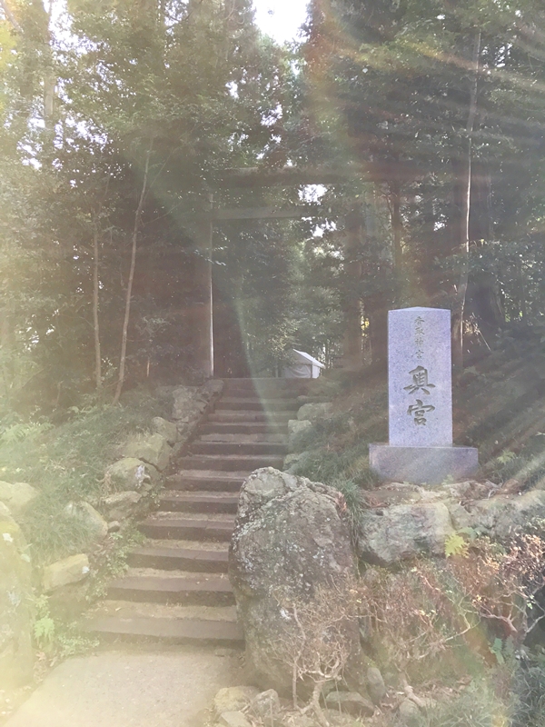 パワースポット神社で祈祷を行う星夢（セイム）