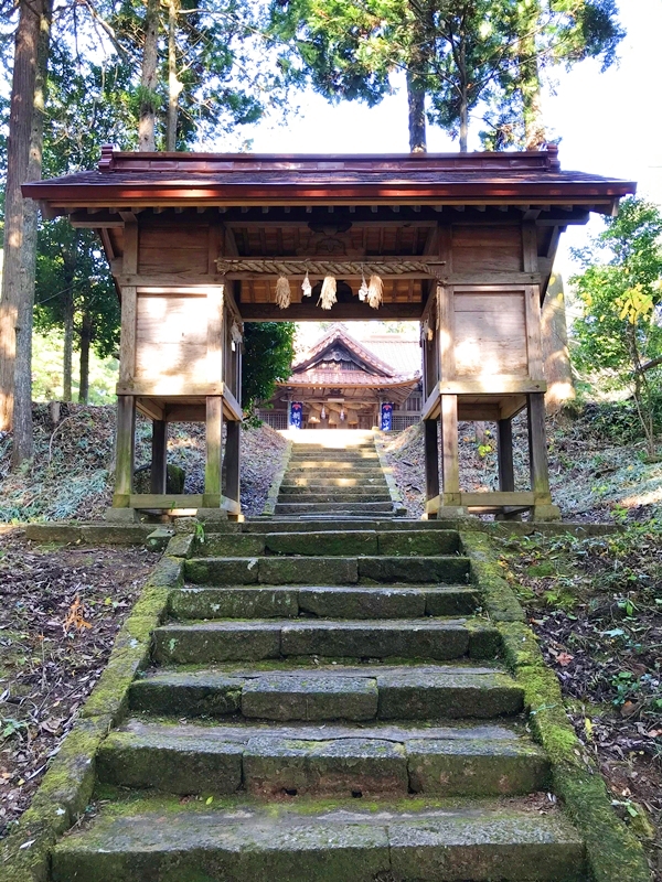 朝山神社 神門 歴史を感じるしめ縄がかかる神域の入り口