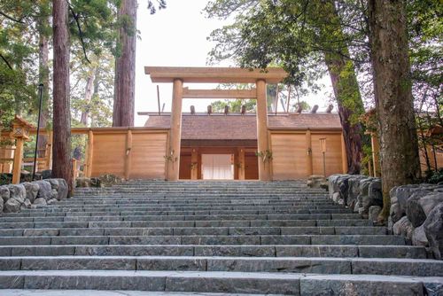 伊勢神宮の鳥居と参道。日本で最も格式の高い神社の一つ