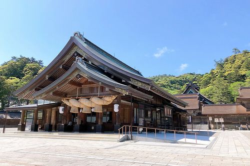 出雲大社の拝殿。縁結びの神として知られる由緒ある神社