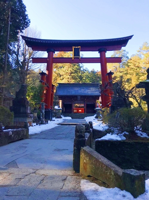 雪が残る北口本宮冨士浅間神社の静寂な参道と奥に見える大きな鳥居の風景