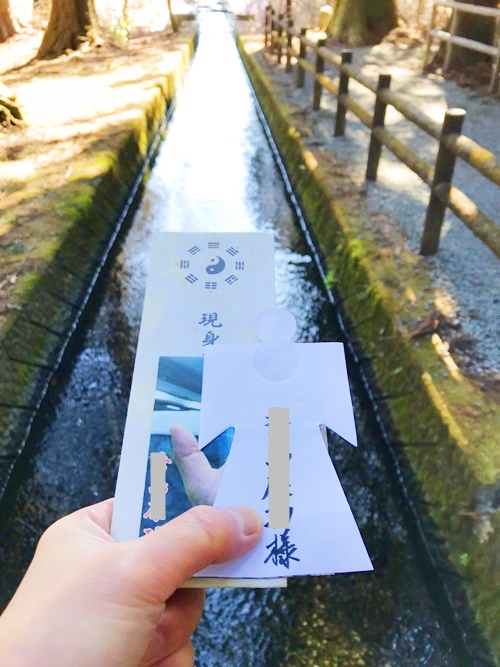 水路の近くで五行属性の力を活用し恋愛や復縁の縁結び効果を高める開運術の実施風景