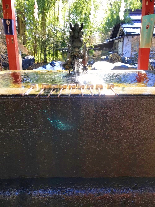 穢れを祓い心身の浄化とヒーリング効果をもたらす神社の手水舎の様子