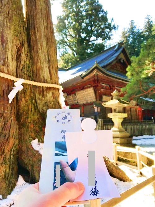 御神木の霊威と五行の力を借りて恋愛運や結婚運の向上を図る開運術の様子