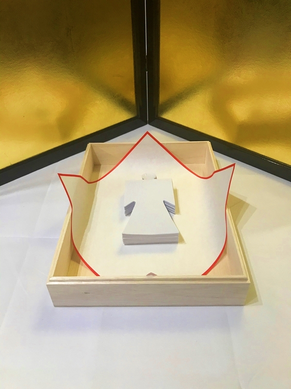 縁結びの効果を宿した形代を大切に保管するための専用のフタ付き木箱