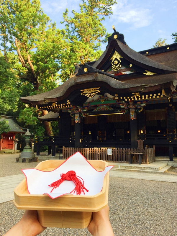 本物の縁結び効果を引き出すために神社拝殿前で祈祷された赤い糸の束