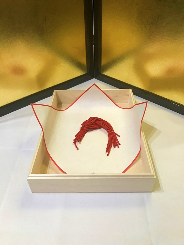 縁結び効果を高めた赤い糸を本物の神具として保存するための専用木箱
