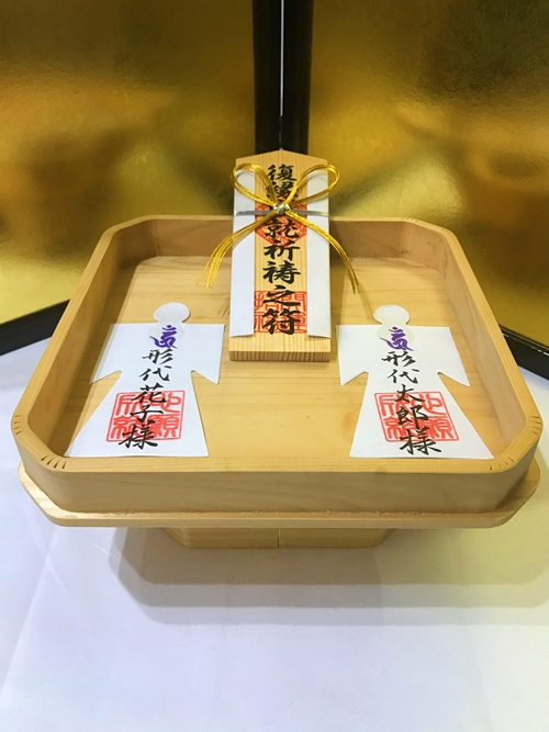 復縁成就の祈祷札とともに並べられた完成度の高い本物の縁結び形代
