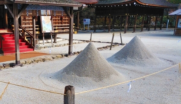 賀茂別雷神社（上賀茂神社）の二の鳥居の先に盛られた円錐形の立砂