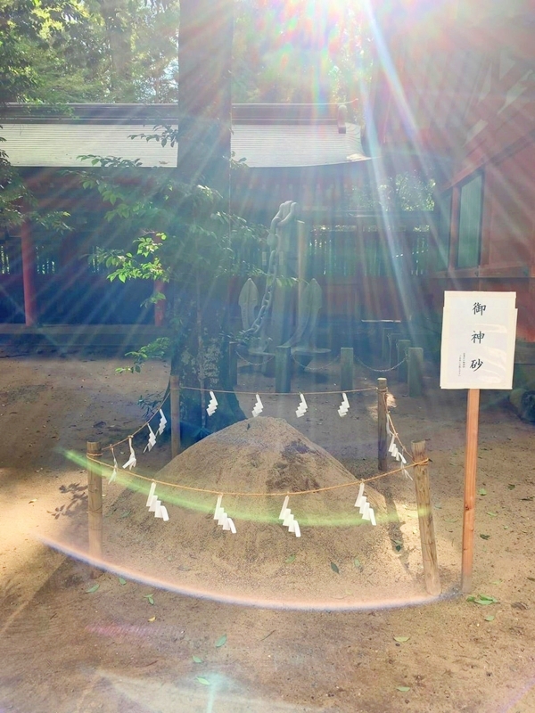 香取神宮の境内で専用の場所にて清められ管理されている御神砂
