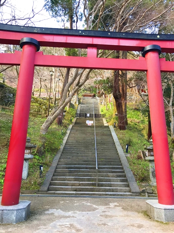 談山神社の140段もある歴史的な石段｜朱色の鳥居とのコラボレーション