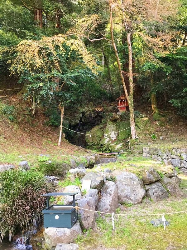 談山神社の縁結びスポット「むすびの岩座」と東殿（恋神社）｜良縁を願う参拝者