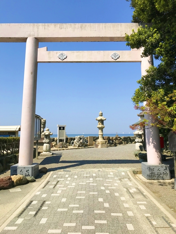 二見興玉神社の第一鳥居と大灯籠が立ち並ぶ参道