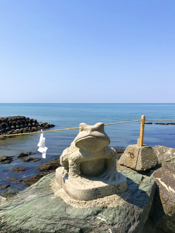 二見興玉神社の神使・二見蛙の奉納塑像群