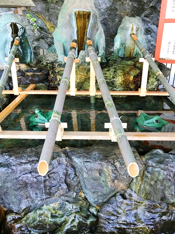 二見興玉神社の二見蛙の水吐口がある手水舎