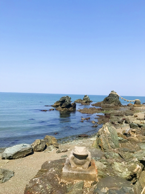 二見興玉神社の日の出遥拝所と夫婦岩越しの興玉神石
