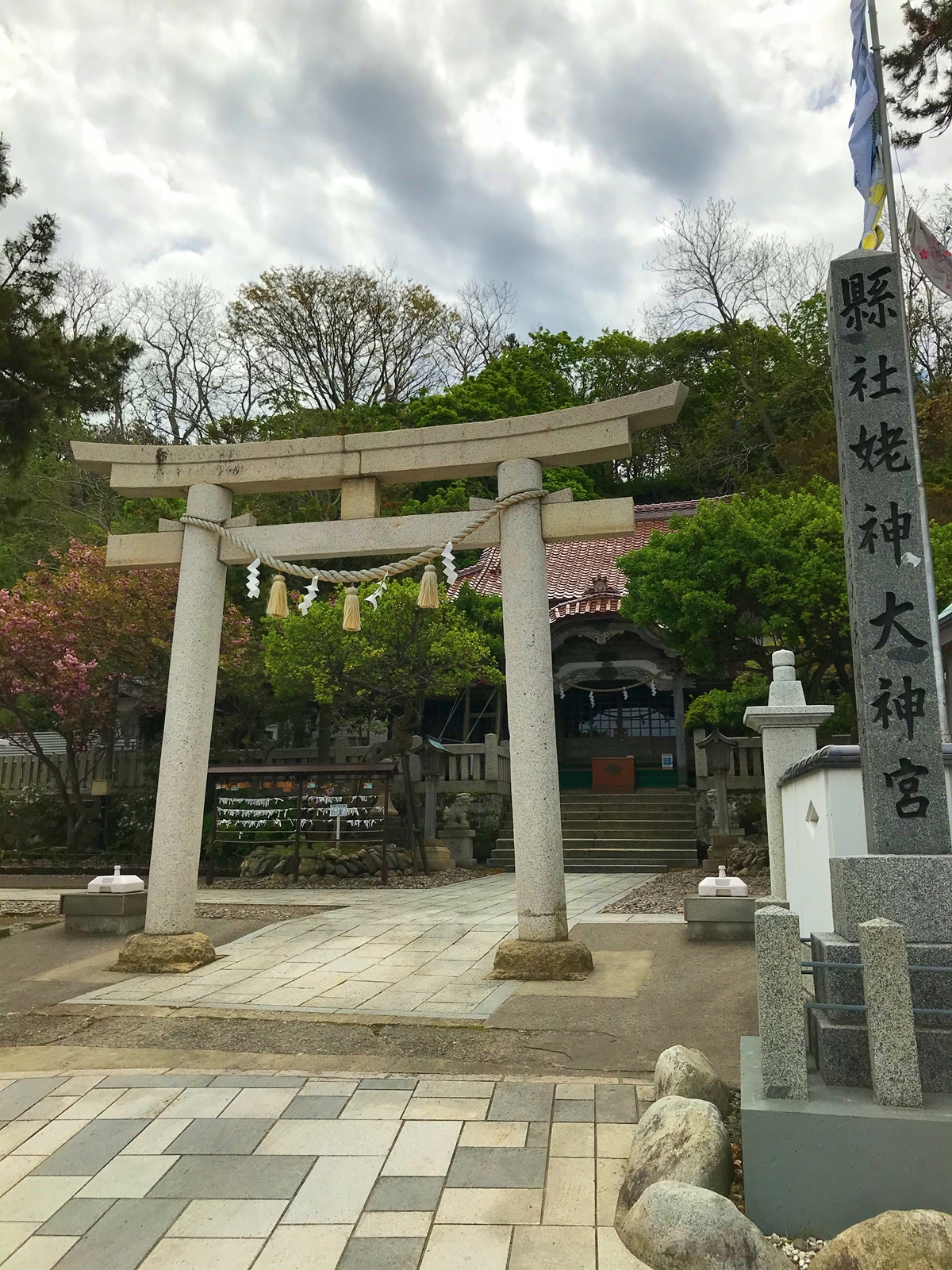 北海道最古の歴史を持つ姥神大神宮の鳥居と参道