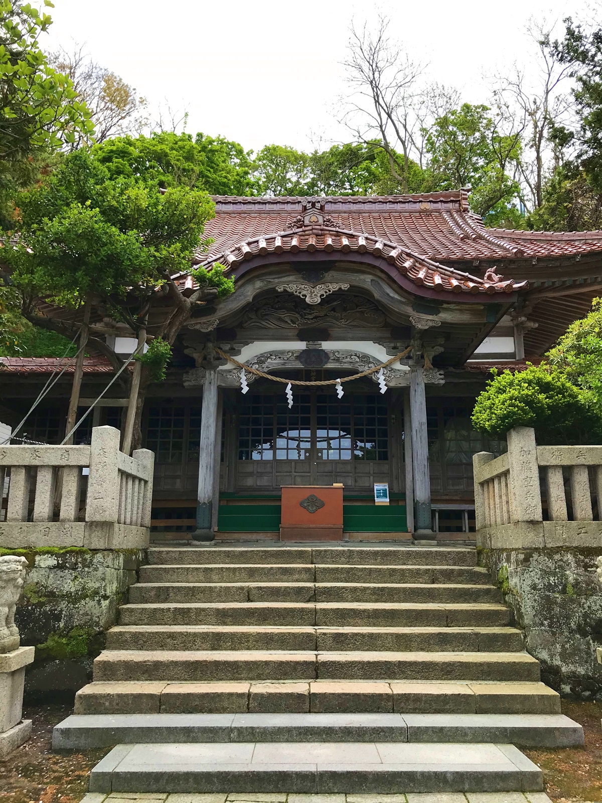 姥神大神宮の拝殿にて深く霊視を行い祈祷を捧げる儀式