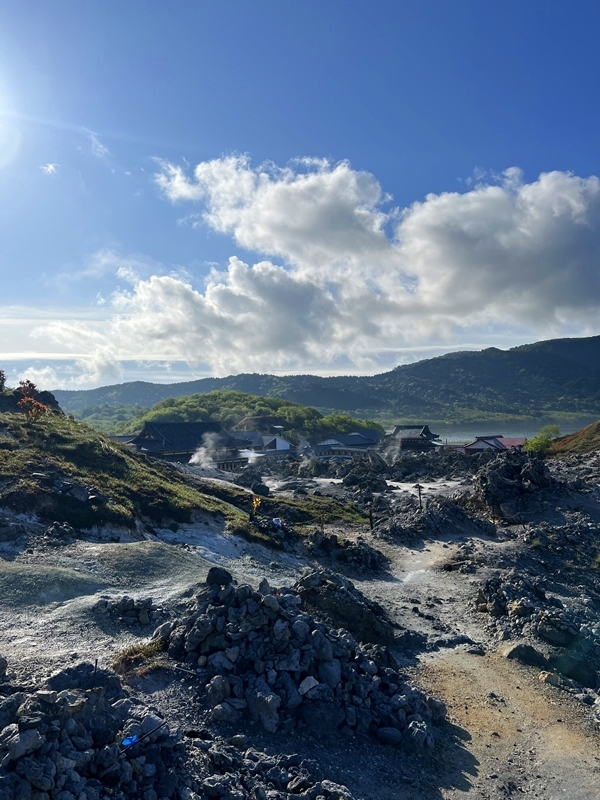 恐山の荒涼とした霊場の景観と参拝時の厳かな空気