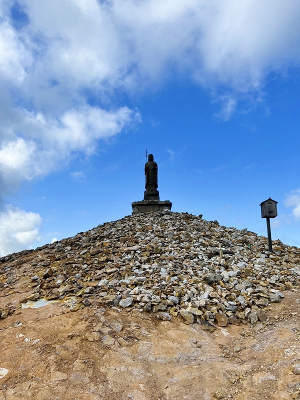 恐山の霊場風景と祈祷へ向かう巡礼の様子