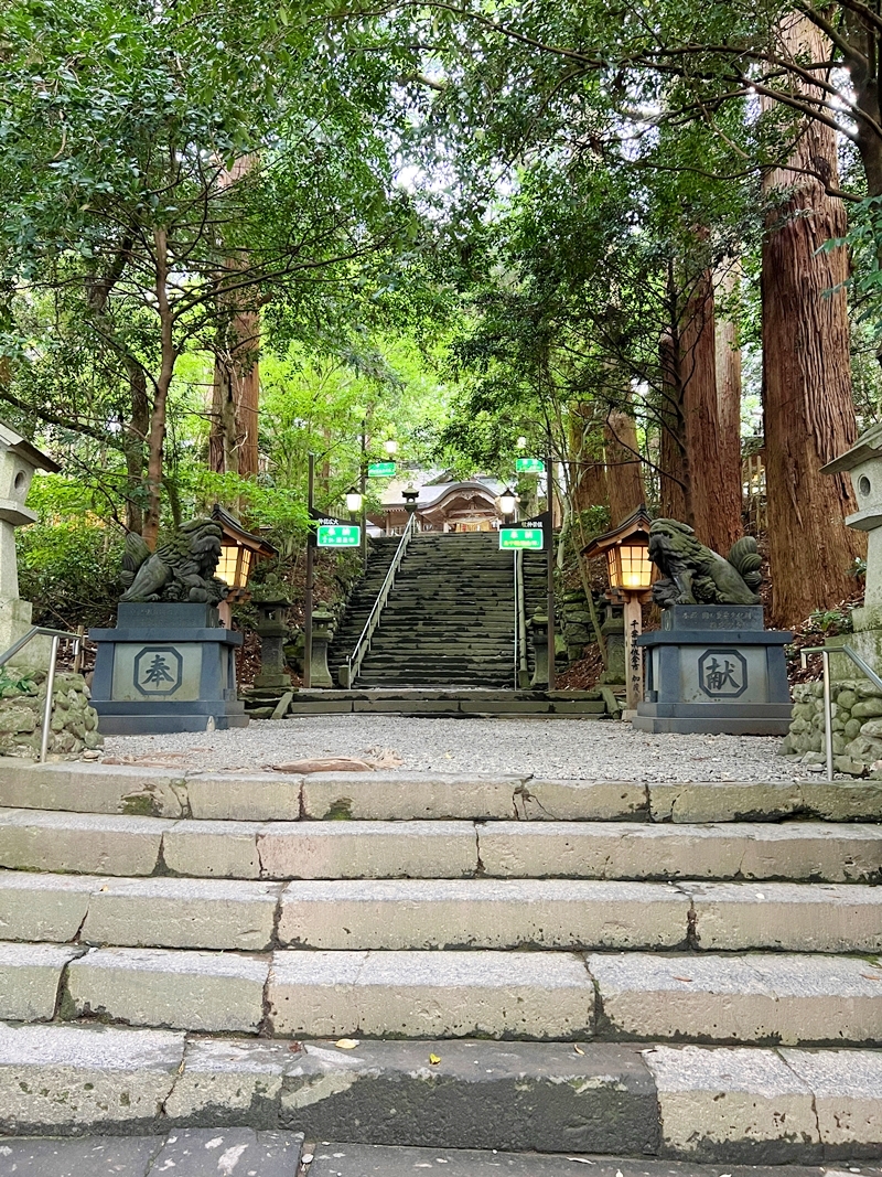 宮崎県高千穂町の高千穂神社に立つ鳥居と縁結び祈願の参拝入口風景
