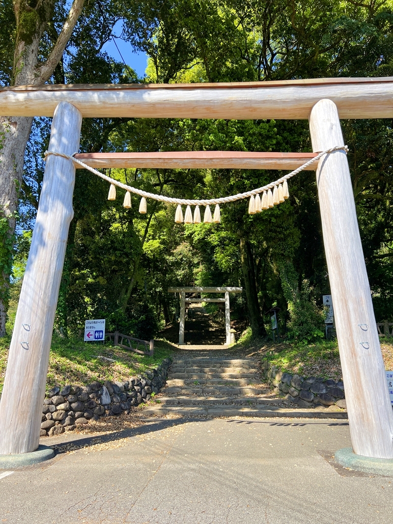 宮崎県高千穂町の天岩戸神社東本宮に続く鳥居と参拝記録