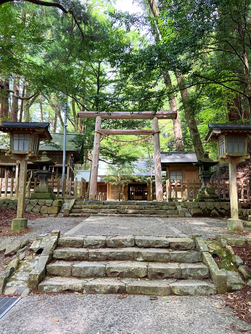 天岩戸神社東本宮の神聖な参道と開運祈願