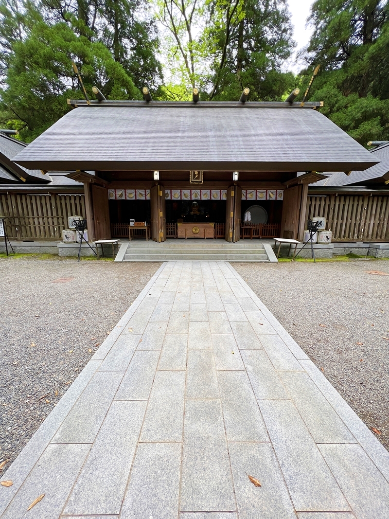 天岩戸神社西本宮の拝殿で開運を願う参拝風景