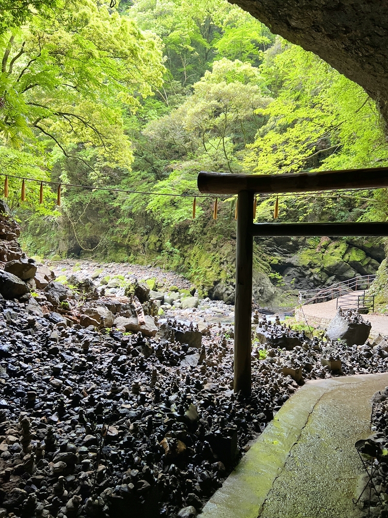恋愛成就の祈りを捧げる神秘的な天安河原の参拝記録