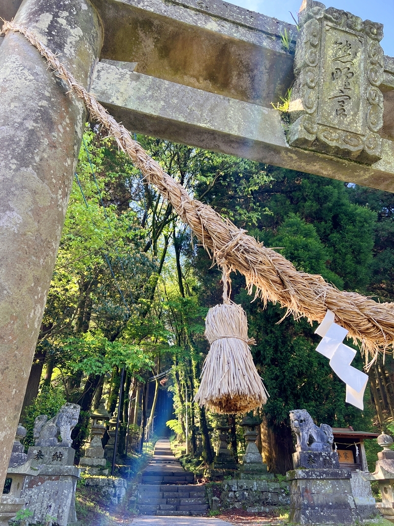 熊本県高森町の上色見熊野座神社に続く一の鳥居と開運祈願の参道入口