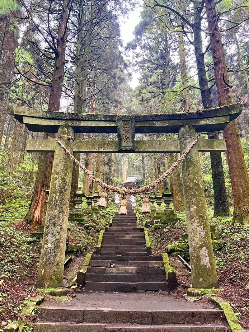 上色見熊野座神社の二の鳥居と神秘的な森の参拝記録