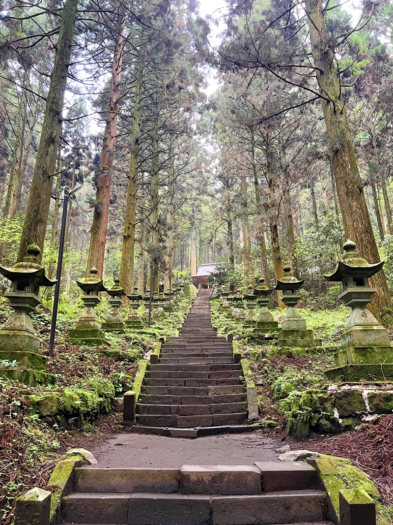 ご利益を願い歩む上色見熊野座神社の長い石段と祈願祈祷