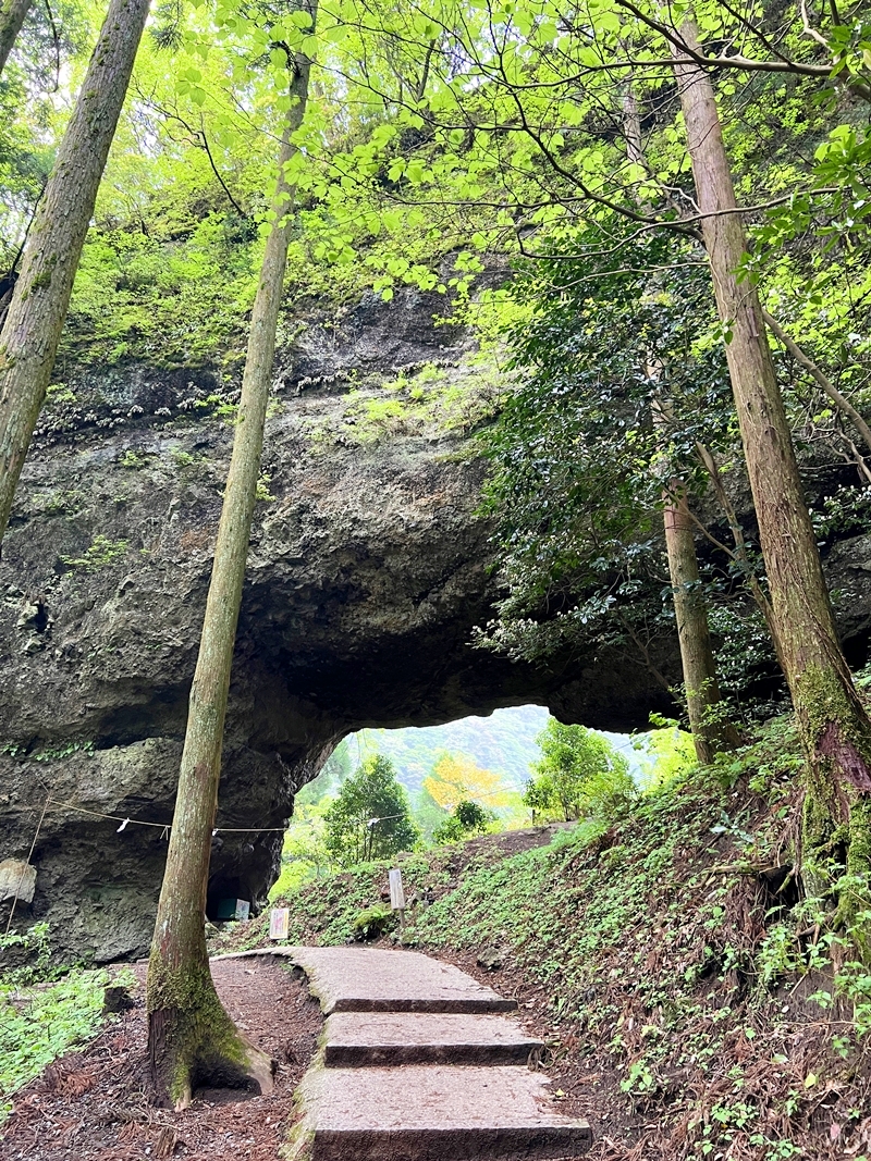 縁結びのパワースポットとして知られる上色見熊野座神社の穿戸岩