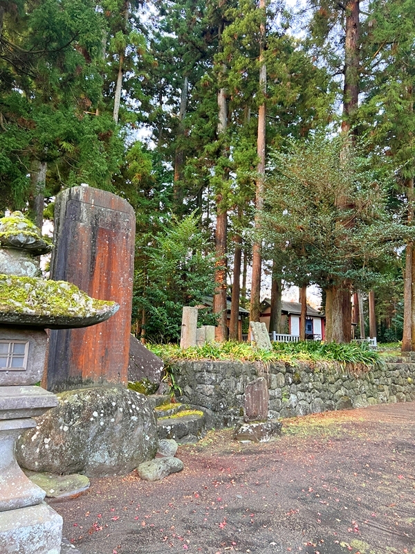 一幣司浅間神社の境内で良縁成就と開運を願う祈願祈祷の参拝風景