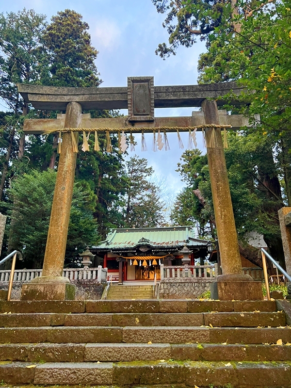 一幣司浅間神社の鳥居と恋愛成就を願う神聖な参拝入口風景