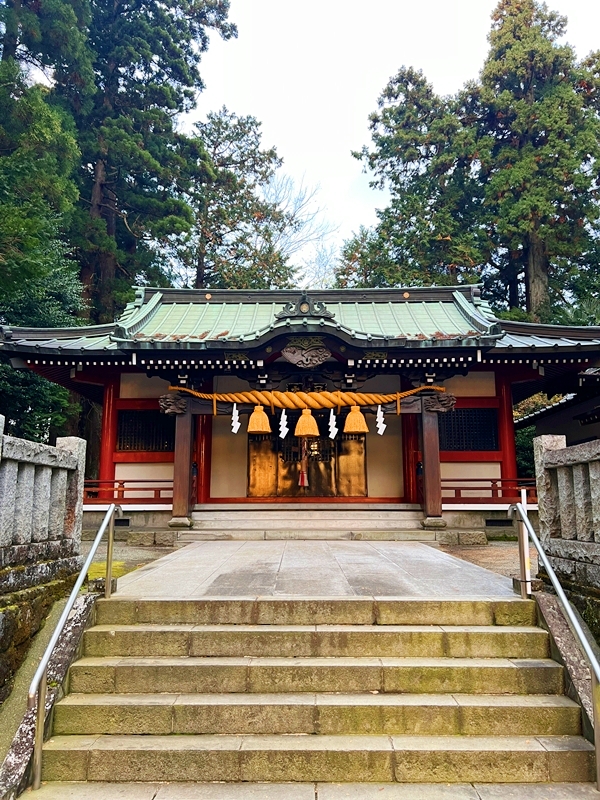 一幣司浅間神社の拝殿で良縁成就と復縁成就を願う祈願祈祷の様子